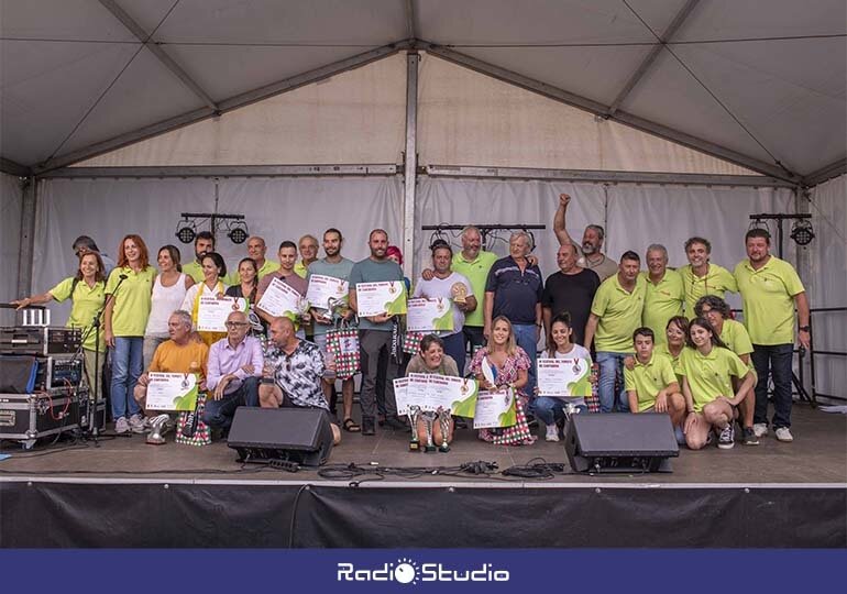 Foto de familia de los ganadores del IV Festival del Tomate de Cantabria, junto a organizadores