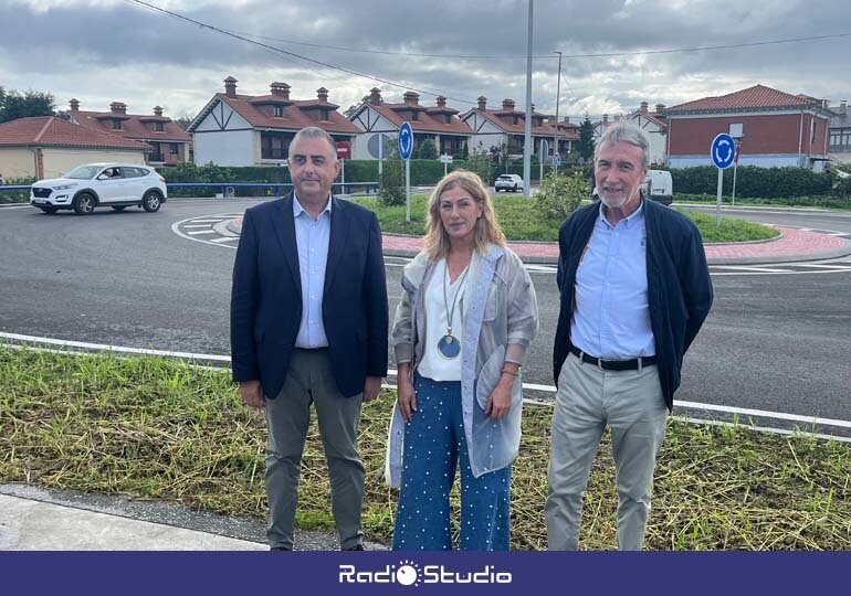 El consejero, Roberto Media, la alcaldesa de Polanco, Rosa Díaz, y el concejal Avelino Rodríguez en la inauguración de la obra | Foto: Radio Studio