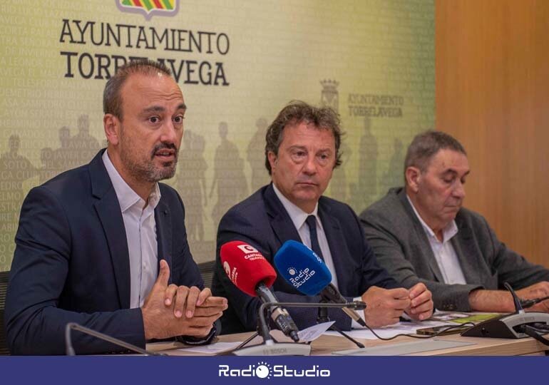 El alcalde de Torrelavega, Javier López Estrada; el consejero de Ganadería, Pablo Palencia y el