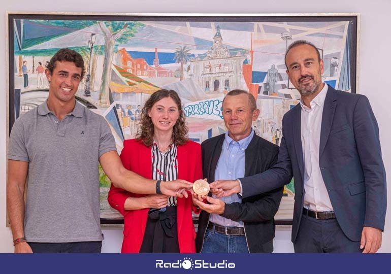 La medallista olímpica Cristina Bucsa, junto a su padre y entrenador Iván; recibidos en el Ayuntamiento de Torrelavega | Foto: Ayto Torrelavega