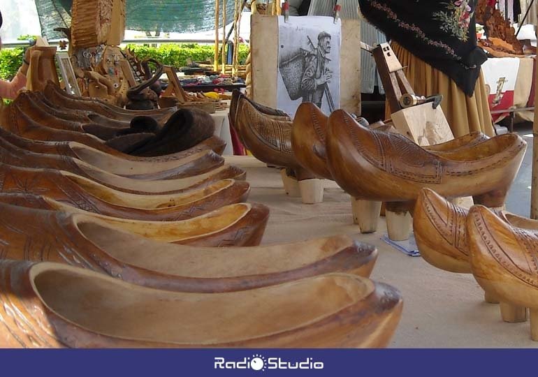 Imagen de archivo de un mercado artesanal en Torrelavega