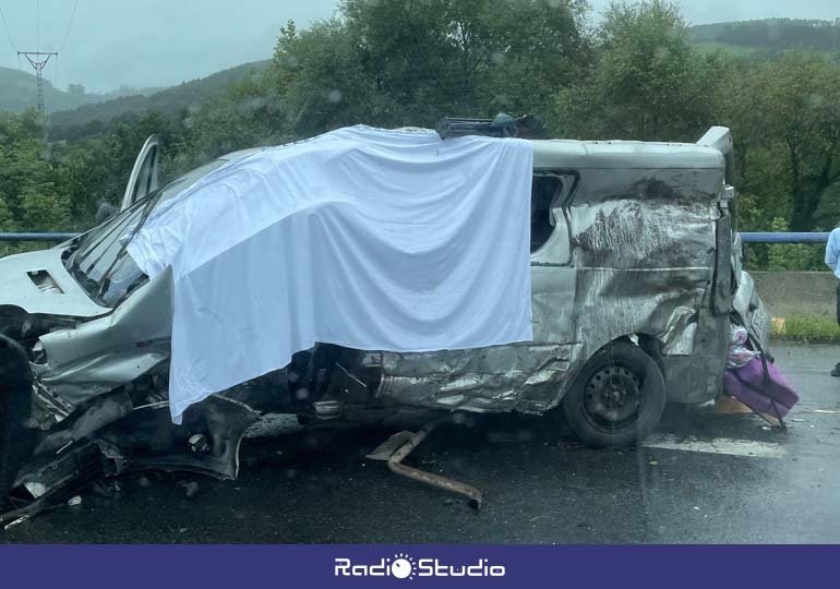 Imagen del accidente mortal en la A-67 a la altura de Cartes | Foto: Radio Studio