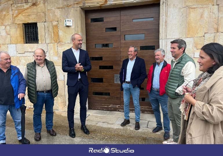 El alcalde de Torrelavega, Javier López Estrada, ha pasado el testigo a su homólogo, José Ángel Toyos, para la celebrar  en el primer fin de semana de octubre de los 13ª Encuentros Asturcántabros | Foto: Ayto Torrelavega