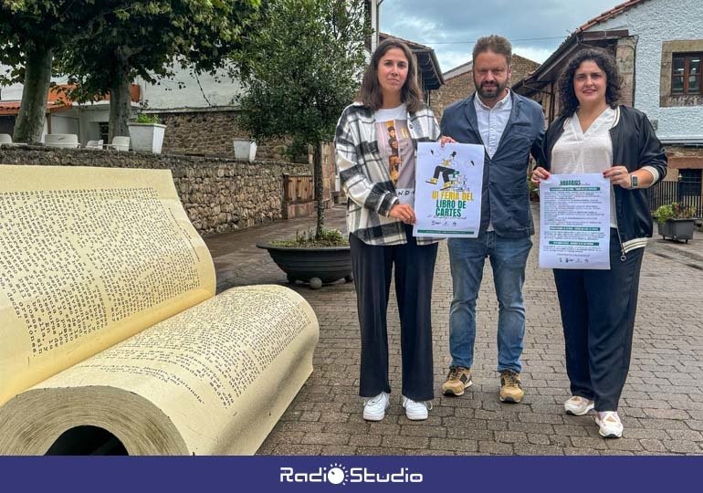 Cristina Hermosa, Concejal de Cultura, David López, escritor local, y Lorena Cueto, Primer Teniente de Alcalde, presentan