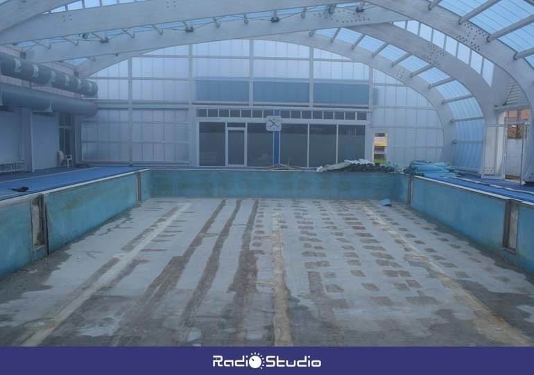 Obras en el vaso de la piscina municipal de Renedo de Piélagos | Foto: Ayto Piélagos