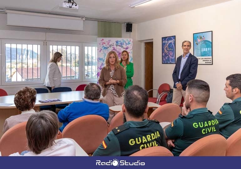 La alcaldesa de Polanco, Rosa Díaz, junto al presidente de la Cámara, Carlos Augusto Carrasco; y representantes de entidades sociales del municipio durante la puesta en marcha del Espacio Plural | Foto: Ayto Polanco