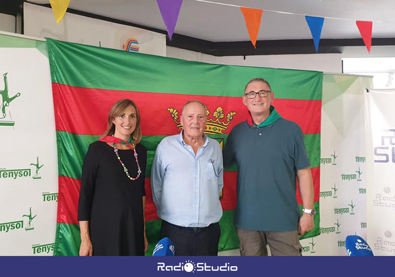 Imagen de archivo de agosto de 2022 de Gracia Espada, junto a compañeros de Radio Studio durante el programa emitido con motivo del 60 aniversario del Grupo Tenysol.