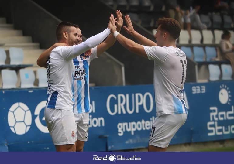 Los jugadores de la RS Gimnástica celebran el tanto de Primo en el derbi ante el Rayo | Foto: RS Gimnástica