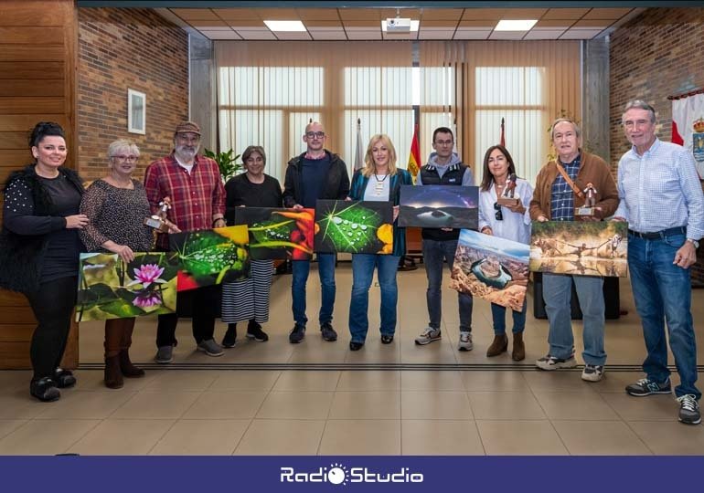 La alcaldesa, Rosa Díaz, y la concejal de Cultura, Alicia Martínez, junto a los ganadores de la pasada edición del concurso