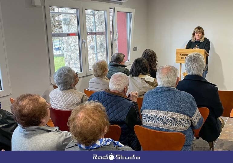 La alcaldesa Rosa Díaz en uno de los encuentros vecinales del pasado año | Foto: Ayuntamiento