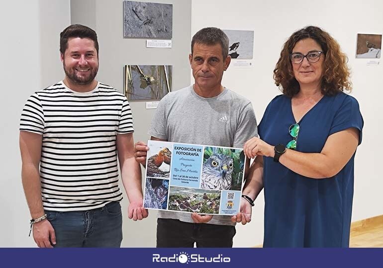 Fran Gascón, Abel Ojugas y Ana Santiago en la inauguración de la muestra fotográfica de la Asociación Proyecto Ría San Martín | Foto: Ayuntamiento