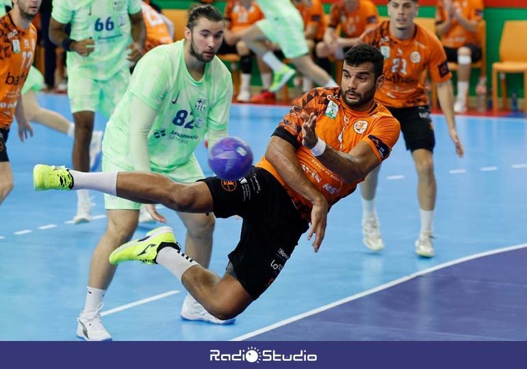 Marcio Silva en el partido contra el Barça | Foto: BM Torrelavega