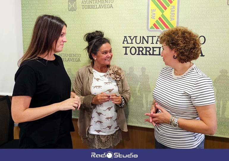 La concejala de Cultura, Esther Vélez, junto con Carlota Peral, directora del IES Zapatón y Olaya Hernández, coordinadora de Erasmus Days | Foto: Ayuntamiento