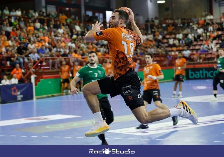 Jakub Prokop en el estreno europeo en el Vicente Trueba ante el Nexe | Foto: BM Torrelavega