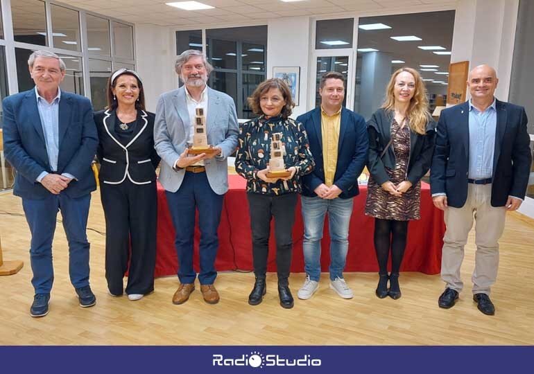 Ganadores del concurso literario junto a las autoridades en la entrega de premios-