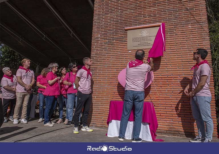 El mario e hijos de Silvia Cosío descubrieron la placa en el auditorio, al término de la marcha.