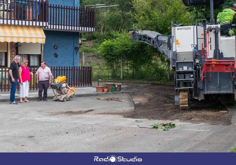 La alcaldesa, Rosa Díaz, y los concejales de Obras y Barrios, Avelino Rodríguez Muriedas y Fernando Sañudo Pérez, durante su visita a una de las obras de asfaltado en el anterior plan | Foto: Ayuntamiento