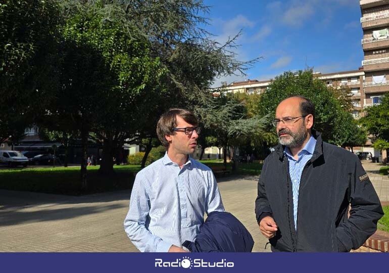 Los concejales José Luis Urraca y Borja Sáinz visitan la plaza Mauro Muriedas | Foto: Ayuntamiento