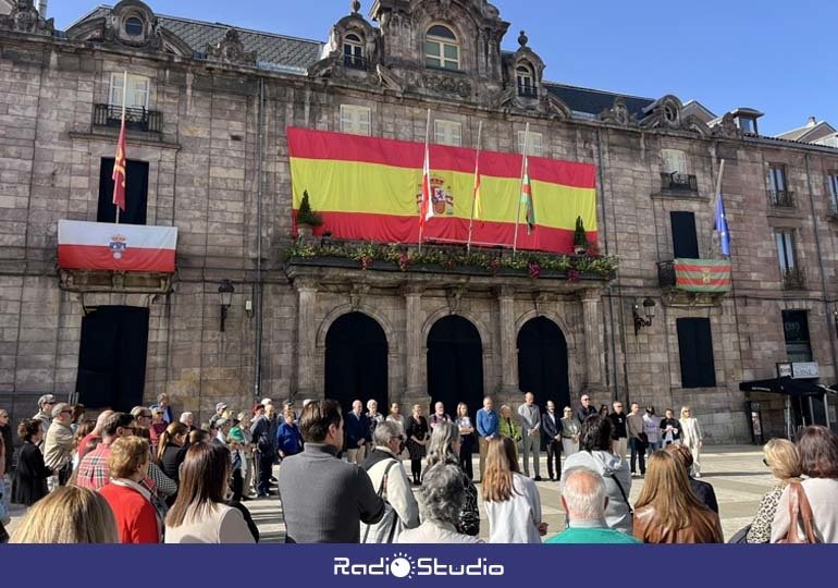 Minuto de silencio realizado este jueves en Torrelavega | Foto: Radio Studio