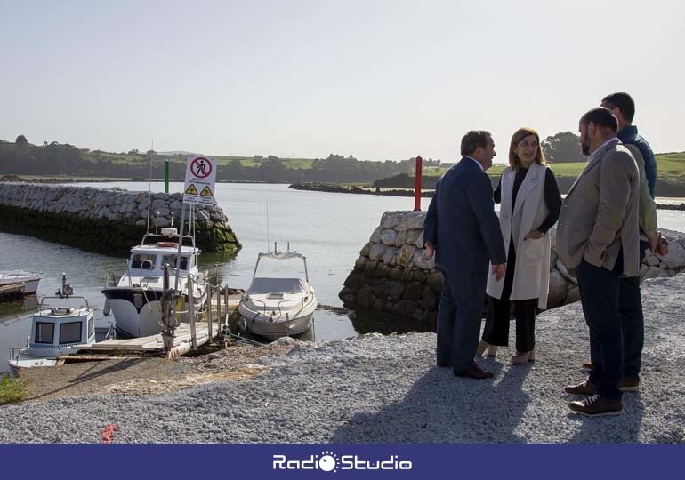 La presidenta de Cantabria, María José Saénz de Buruaga, visita las obras del puerto de La Pozona, en Miengo | Foto: Gobierno