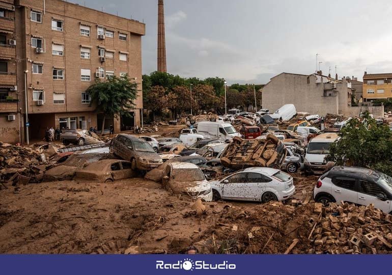 Coches amontonados por la DANA en Paiporta | Foto: Agencia