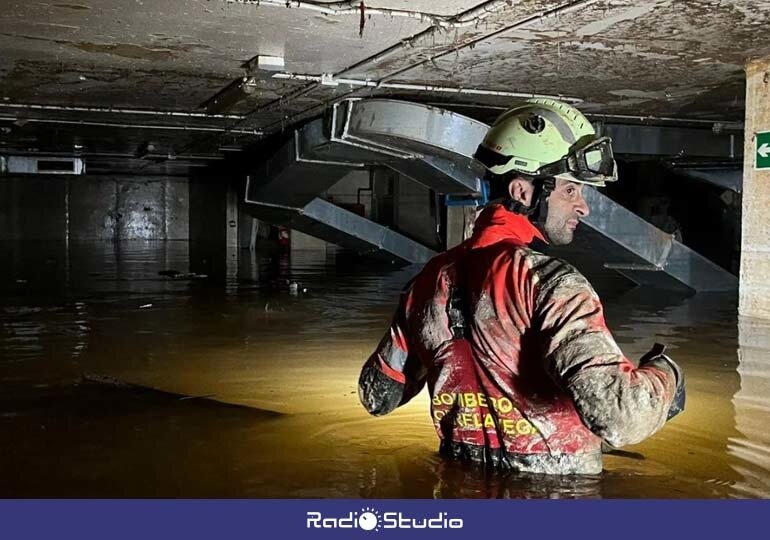 Un bombero voluntario de Torrelavega trabajando en labores de achique de agua en Valencia | Foto: Bomberos Torrelavega