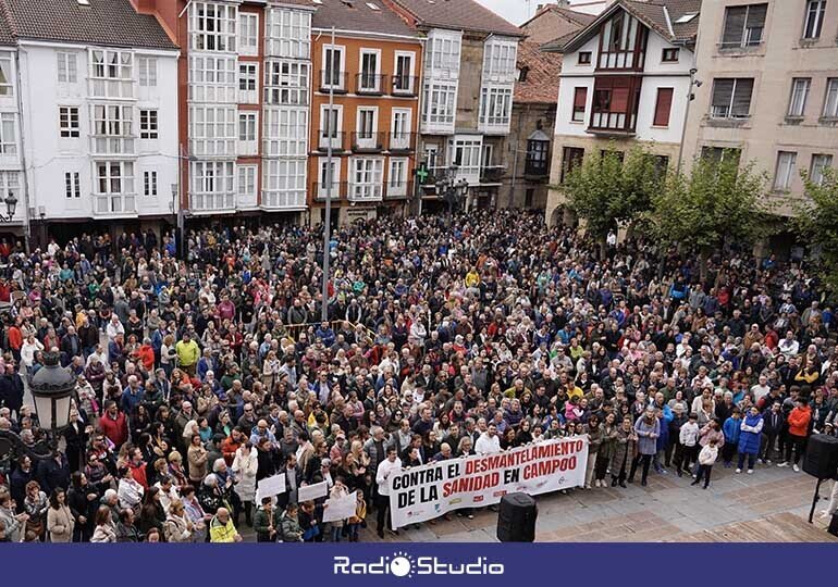 Vista general de la manifestación celebrada este fin de semana por las calles de Reinosa en defensa de la sanidad pública.