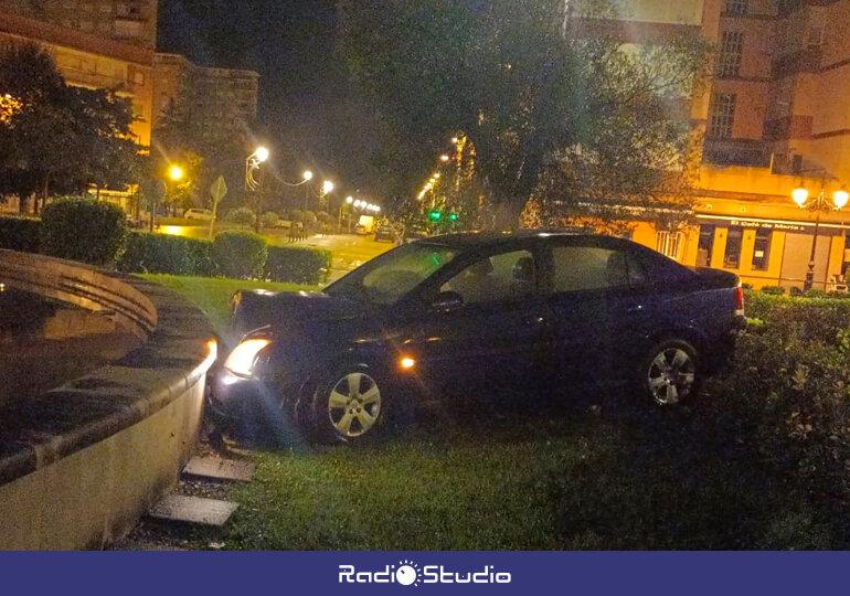 El vehículo del detenido se estrelló contra la fuente del Barrio Covadonga | Foto: Policía Local de Torrelavega