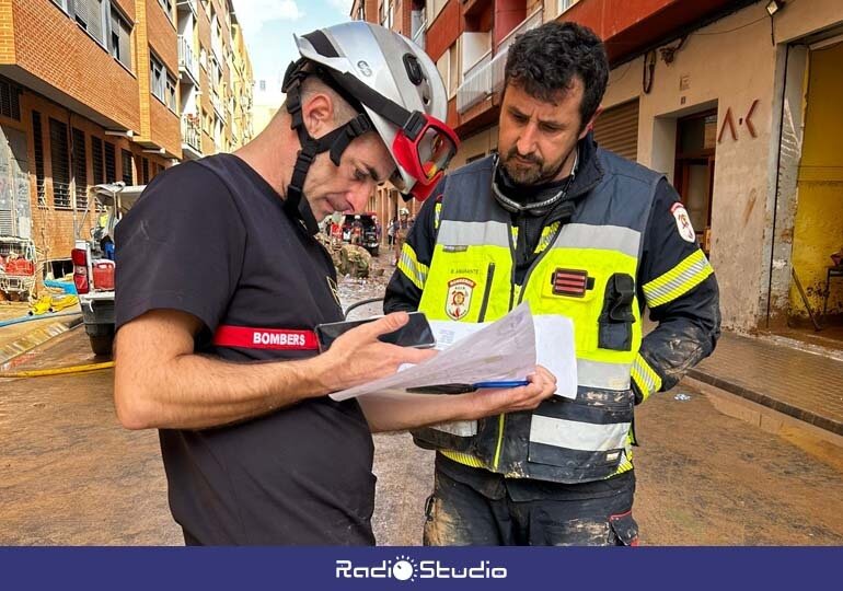 Borja Amarante (derecha), uno de los bomberos voluntarios de Torrelavega que se desplazaron a la 'zona cero' de la DANA en Valencia para ayudar a los afectados