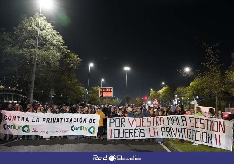 Concentración de Cantur frente al edificio de Escenario Santander del 14 de noviembre | Foto: Agencia