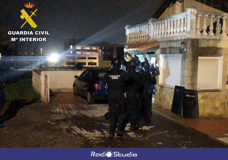 Imagen facilitada por la Guardia Civil del momento de entrada en la casa del detenido