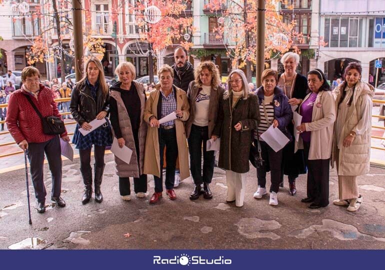 Foto de familia en la Plaza Mayor antes de la lectura del manifiesto en el 25N | Foto: Ayuntamiento