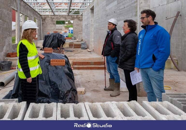 La alcaldesa y técnicos municipales visitan la reanudación de las obras de centro de mayores de Polanco | Foto: Ayuntamiento