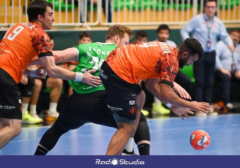 Marcio Silva luchando por un balón con Leon Vucko | Foto : RK Nexe