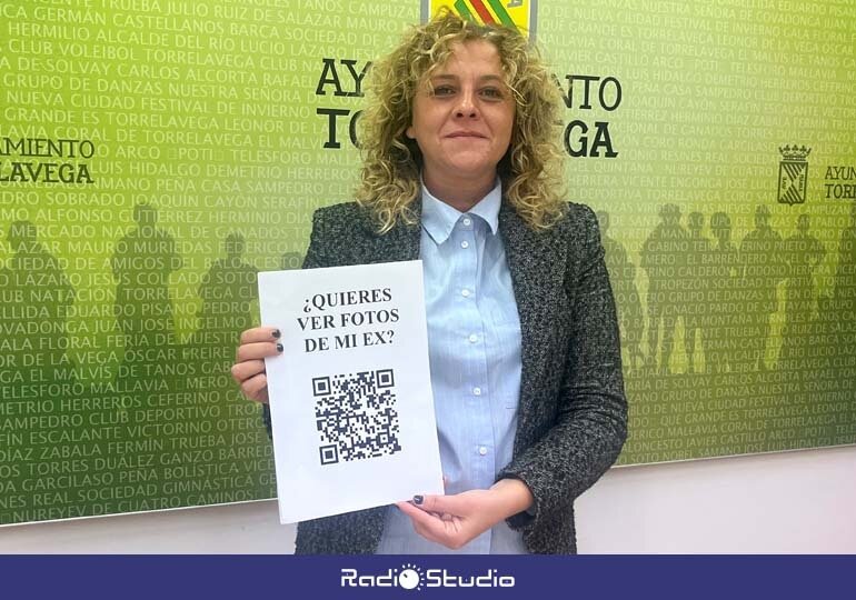 La concejala de Igualdad, Patricia Portilla, sostiene el cartel con el código QR de la campaña | Foto: Radio Studio