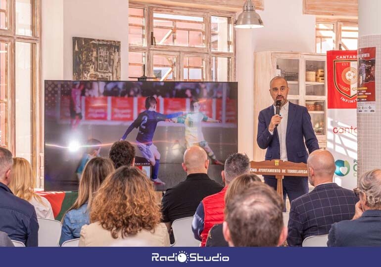 El alcalde de Torrelavega, Javier López Estrada, durante su intervención en la presentación del torneo | Foto: Ayuntamiento