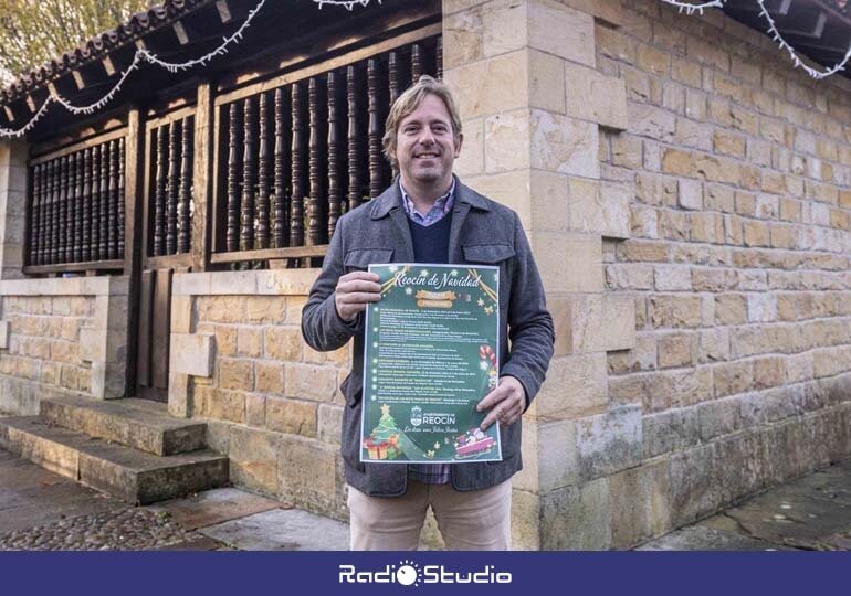 El alcalde de Reocín, Pablo Diestro, con el cartel del programa de Navidad | Foto: Ayuntamiento