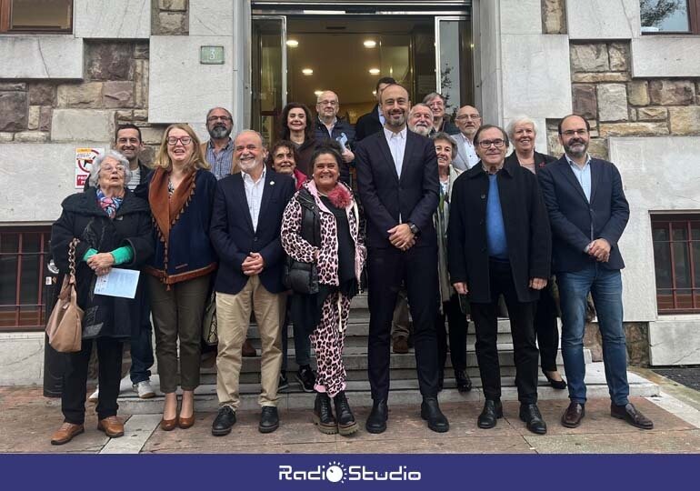 Foto de familia de la presentación de los actos del centenario de la Sociedad Coral de Torrelavega | Foto: Radio Studio