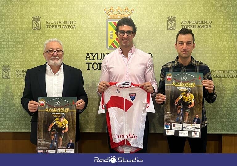 El concejal de Deportes, Nacho González, acompañado por Iván Aguirre, del Club Cicloturismo Cantabria, y Gonzalo Álvarez, vicepresidente de la Federación Cántabra de Ciclismo, han presentado el evento | Foto: Radio Studio