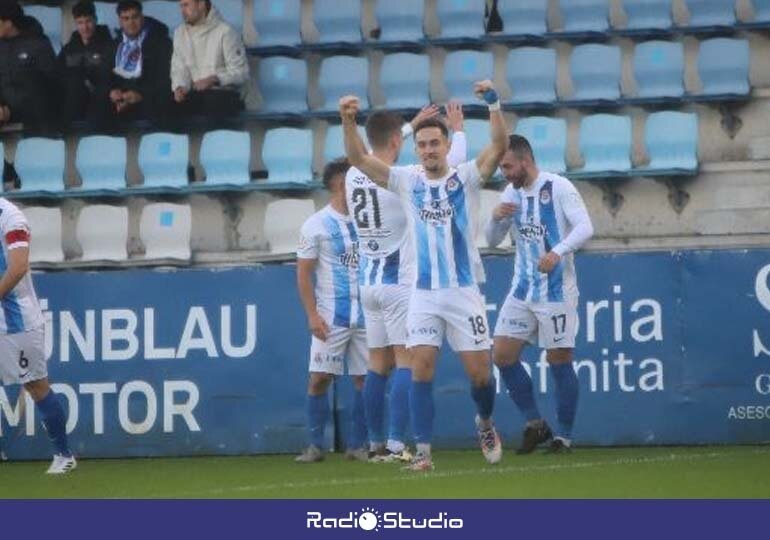 Chus Ruiz celebra el segundo tanto local ante el Compos | Foto: Néstor Revuelta/RSGT