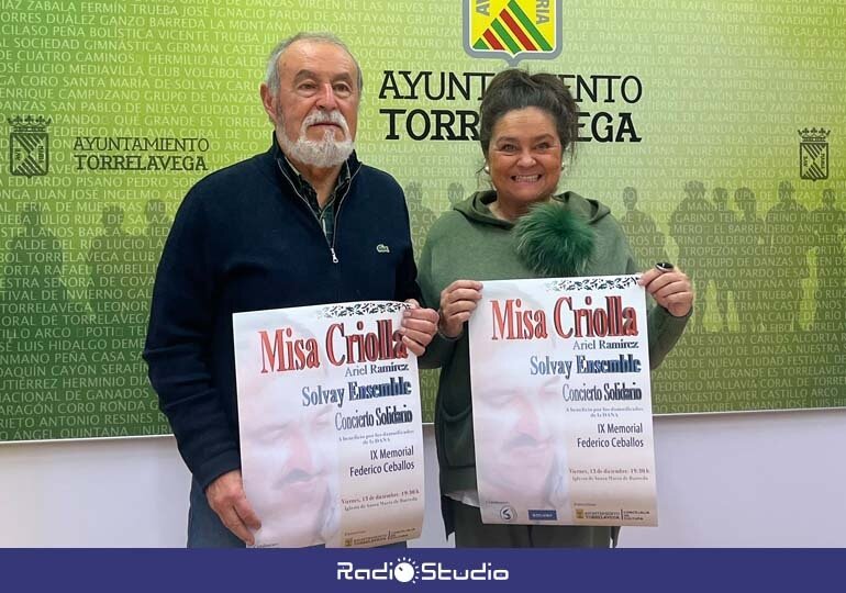 La concejala de Cultura de Torrelavega, Esther Vélez, junto a Hilario Oruña presentan la edición de 2024 de la Misa Criolla | Foto: Radio Studio