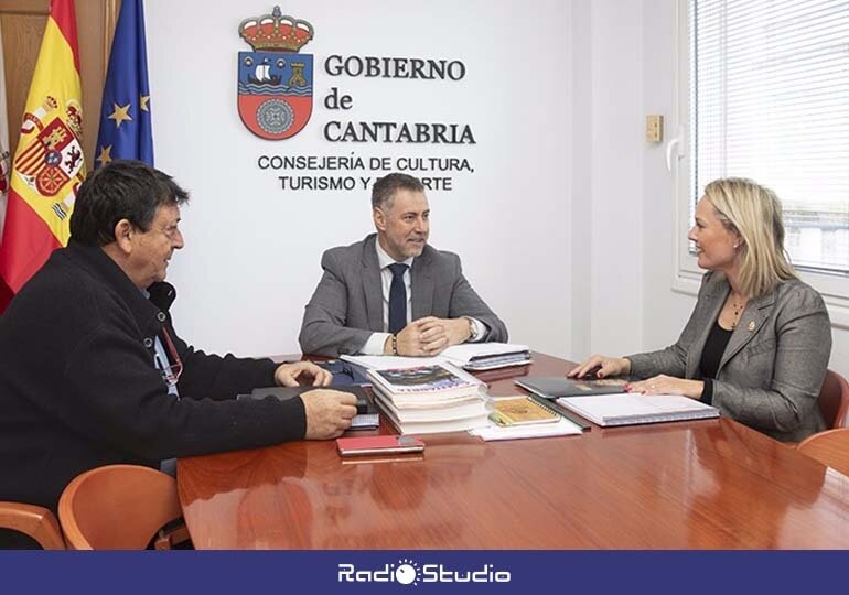 El consejero Luis Martínez Abad recibe a la alcaldesa de Santillana del Mar, Sara Izquierdo | Foto: Gobierno