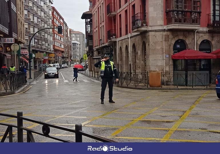 Un agente de tráfico de Torrelavega dirigiendo el tráfico de forma manual ante el fallo de los semáforos en Cuatro Caminos | Foto: Radio Studio