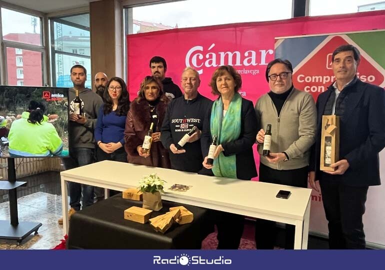 Presentación en Cámara Torrelavega de los productos solidarios para ayudar a los trabajadores del Campus Diversia | Foto: Radio Studio