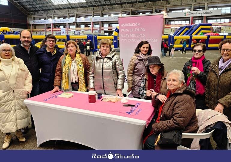 El concejal de Sanidad, José Luis Urraca, junto a las representantes de AMUCCAM | Foto: Ayuntamiento