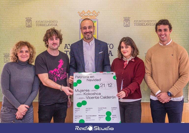 El alcalde, Javier López Estrada, acompañado por los concejales de Festejos, Patricia Portilla, y de Juventud, Nacho González, ha presentado la segunda edición de 'Patrona en Navidad', junto a los organizadores, Sandra Rubio y Emilio Pérez | Foto: Ayuntamiento