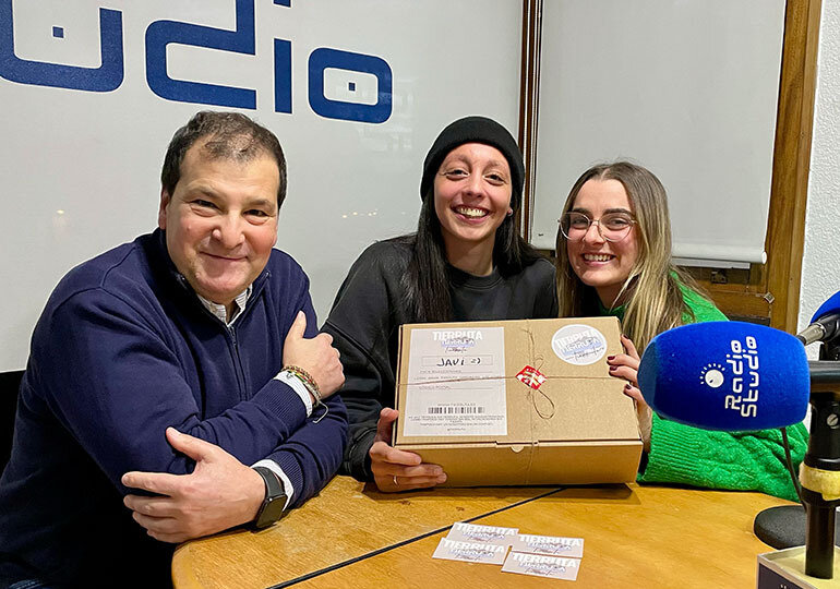 María García y Laura Ruiz, las dos jóvenes emprendedoras de Torrelavega que han puesto en marcha la tienda online www.tierruta.es