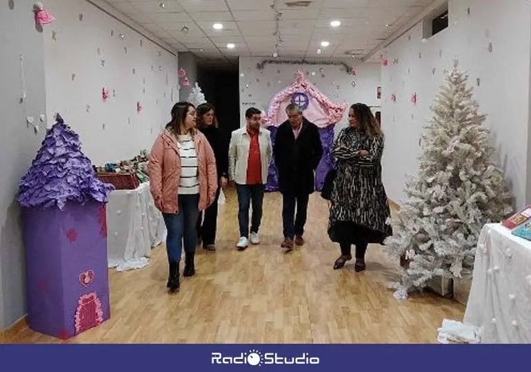 Visita de las autoridades a la exposición 'Rosa Navidad' | Foto: Ayuntamiento