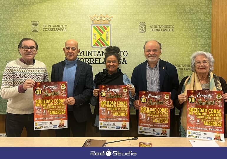 La concejala responsable de Cultura, Esther Vélez; junto con José Nicasio Gutiérrez, presidente de la Coral; Manuel Egusquiza, director de la misma; María Luisa Andrea García, tesorera de la entidad; y Carlos Fernández, de la empresa Telnor; han presentado el Concierto de Navidad de la Coral de Torrelavega | Foto: Radio Studio