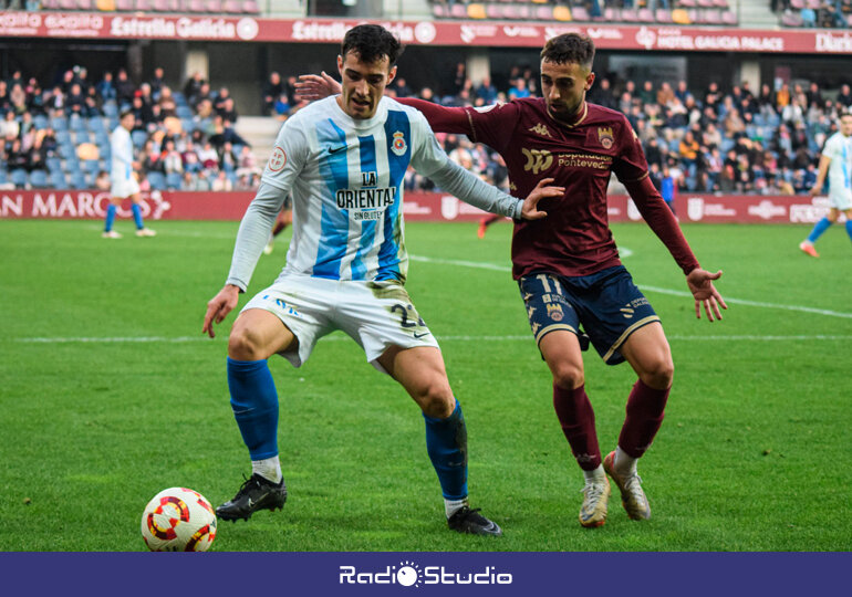 Santamaría disputa un balón en Pasarón | Foto: RSGT